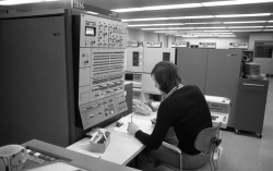Мейнфрейм IBM System/360 в 1973 году Мейнфрейм IBM System/360 в 1973 году