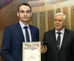 Дмитрий Стеценко с дипломом Инфофорума Дмитрий Стеценко с дипломом Инфофорума